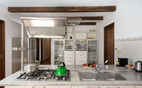Villa Olivi - Subbiano, Toscana, Pool And Nature: Controsoffitto, Cabinetry, Rubinetto, Costruzione, Lavello, Cucina, Idraulico Fixture, Porta, Cucina Stufa, Pavimentazione
