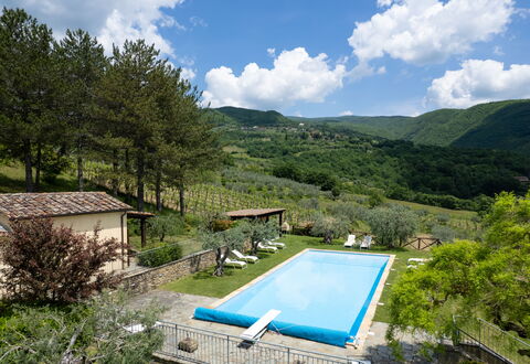 Villa Olivi - Subbiano, Toscana, Pool And Nature: Pianta, Acqua, Nube, Cielo, Proprietà, Piscina, Azzurro, Albero, Paesaggio Naturale, Montagna