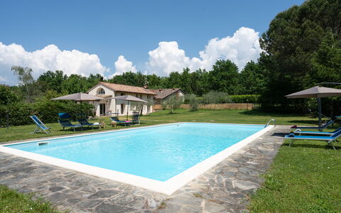Villa Le Selve: Nube, Acqua, Cielo, Pianta, Proprietà, Piscina, Shade, Albero, Costruzione, Erba