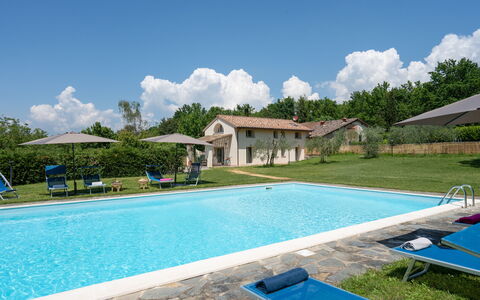 Villa Le Selve: Acqua, Nube, Cielo, Pianta, Proprietà, Piscina, Azzurro, Blu, Costruzione, Albero