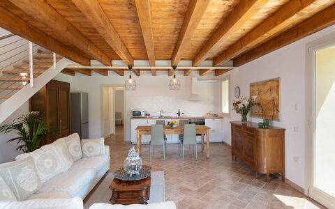 Villa Le Selve: Mobilia, Tavolo, Proprietà, Divano, Pianta Della Casa, Pianta, Legna, Interior Design, Pavimento, Soggiorno