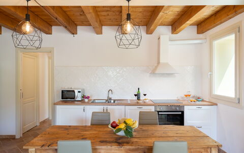 Villa Le Selve: Cabinetry, Controsoffitto, Proprietà, Cucina, Lavandino Della Cucina, Lavello, Legna, Interior Design, Finestra, Arancia