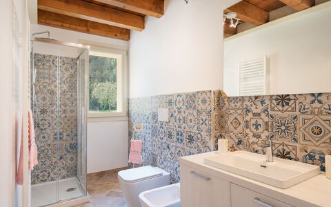 Villa Le Selve: Proprietà, Lavello, Idraulico Fixture, Costruzione, Lavandino Del Bagno, Viola, Bagno, Rubinetto, Mobiletto Del Bagno, Legna