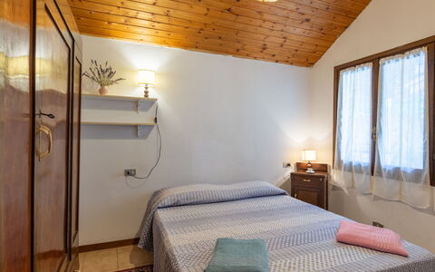 Niki: Legna, Camera Da Letto, Letto, Casa, Interior Design, Mobilia, Pavimento, Lenzuolo, Bedding, Soffitto