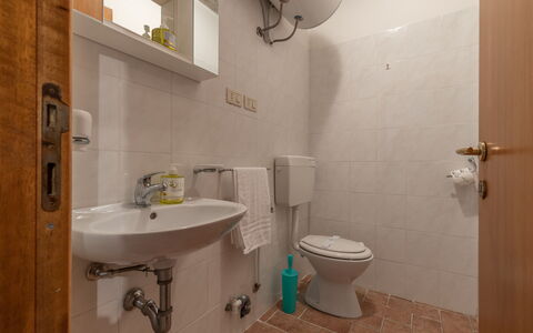 Casa Tramonti: Specchio, Lavello, Idraulico Fixture, Proprietà, Rubinetto, Costruzione, Lavandino Del Bagno, Viola, Bagno, Interior Design