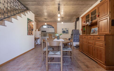Casa Tramonti: Proprietà, Cabinetry, Mobilia, Tavolo, Legna, Cassetto, Sedia, Interior Design, Pavimentazione, Pavimento