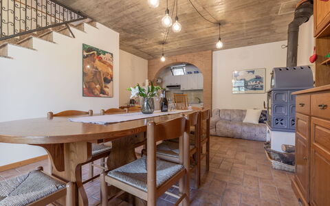 Casa Tramonti: Mobilia, Tavolo, Proprietà, Cabinetry, Legna, Interior Design, Pavimento, Pavimentazione, Cassetto, Cassettiera