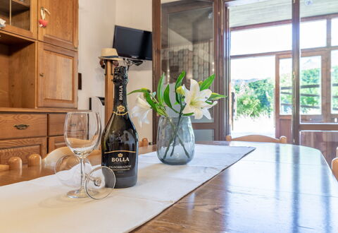 Casa Tramonti: Tavolo, Mobilia, Proprietà, Pianta, Cabinetry, Bottiglia, Costruzione, Finestra, Legna, Controsoffitto