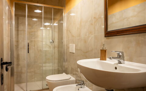 Villa Belvedere - Ambra: Bagno, Idraulico Fixture, Pavimentazione, Lavandino Del Bagno, Parete, Interior Design, Lavello, Pavimento, Rubinetto, Specchio