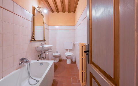 Belvedere - Falceto, Ambra, Toscana: Vasca Da Bagno, Specchio, Proprietà, Idraulico Fixture, Rubinetto, Bagno, Costruzione, Lavello, Interior Design, Architettura