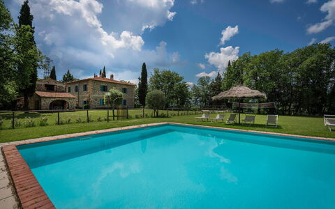Belvedere - Falceto, Ambra, Toscana: Acqua, Nube, Cielo, Pianta, Piscina, Natura, Azzurro, Albero, Costruzione, Corpo D'Acqua
