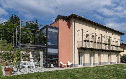 Casa San Grato - Roero - Langhe, Piemonte: Cielo, Nube, Pianta, Costruzione, Finestra, Lotto, Urban Design, Erba, Zona Residenziale, Immobiliare