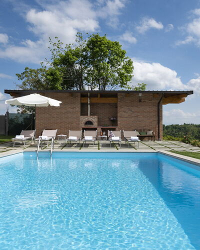Casa San Grato - Roero - Langhe, Piemonte: Nube, Acqua, Pianta, Cielo, Proprietà, Costruzione, Piscina, Azzurro, Albero, Shade