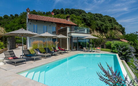 Relais Casa Clara - Roero - Langhe, Piemonte: Piscina, Zona Residenziale, Ricorrere, Estate, Eco Hotel, Ombrello, Tempo Libero, Villa, Villetta, Mobili Da Esterno