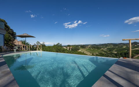 Relais Casa Clara - Roero - Langhe, Piemonte: Cielo, Nube, Acqua, Piscina, Costruzione, Azzurro, Pianta, Corpo D'Acqua, Shade, Tempo Libero