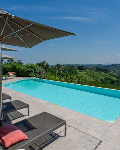 Relais Casa Clara - Roero - Langhe, Piemonte: Blu, Piscina, Ricorrere, Mobili Da Esterno, Lettino, Eco Hotel, Landscaping, Shade, Sedia, Ombrello