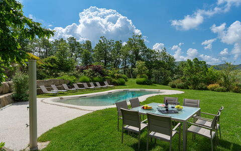 Villa Torre Delle Rose - Firenzuola, Private Pool,: Nube, Cielo, Pianta, Proprietà, Acqua, Tavolo, Albero, Paesaggio Naturale, Shade, Vegetazione