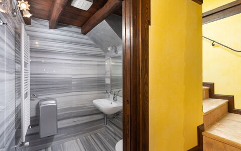 Villa Torre Delle Rose - Firenzuola, Private Pool,: Costruzione, Idraulico Fixture, Legna, Lavello, Rubinetto, Interior Design, Pavimentazione, Pavimento, Bagno