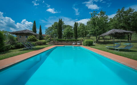 Borgo La Casina - Badia Agnano, Toscana: Acqua, Nube, Pianta, Proprietà, Cielo, Piscina, Azzurro, Blu, Albero, Shade