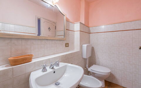 Borgo La Casina - Badia Agnano, Toscana: Specchio, Rubinetto, Idraulico Fixture, Lavandino Del Bagno, Lavello, Costruzione, Bagno, Viola, Legna, Interior Design