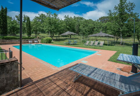 Borgo La Casina - Badia Agnano, Toscana: Acqua, Cielo, Proprietà, Pianta, Piscina, Costruzione, Nube, Shade, Azzurro, Albero