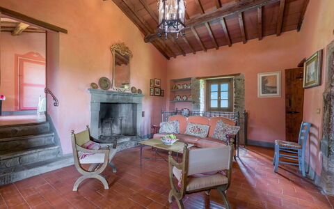 Colle Degli Ulivi - Cortona, Pool, Nature, Privacy: Mobilia, Cornice, Proprietà, Legna, Interior Design, Costruzione, Soggiorno, Pavimento, Tavolo, Pavimentazione