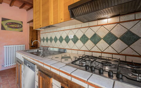 Colle Degli Ulivi - Cortona, Pool, Nature, Privacy: Proprietà, Cabinetry, Controsoffitto, Cucina Stufa, Legna, Cucina, Rubinetto, Interior Design, Costruzione, Pavimentazione