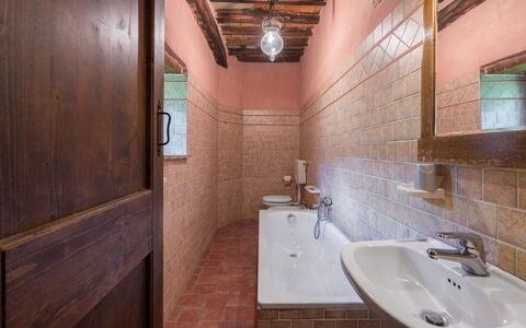 Colle Degli Ulivi - Cortona, Pool, Nature, Privacy: Marrone, Specchio, Rubinetto, Idraulico Fixture, Lavello, Proprietà, Costruzione, Lavandino Del Bagno, Bagno, Legna