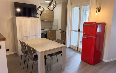 Apartment Tre - Diano Marina: Proprietà, Mobilia, Tavolo, Cabinetry, Porta, Legna, Cucina, Finestra, Pavimentazione, Interior Design