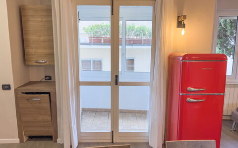 Apartment Tre - Diano Marina: Finestra, Legna, Cabinetry, Costruzione, Porta, Pavimento, Color Legno, Pavimentazione