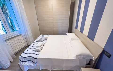 Apartment Tre - Diano Marina: Costruzione, Blu, Interior Design, Legna, Comfort, Pavimento, Pavimentazione, Casa, Letto, Rettangolo