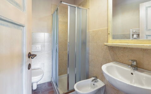 Leopolda In Selvarella Pool And Wi-fi: Specchio, Rubinetto, Idraulico Fixture, Lavello, Proprietà, Lavandino Del Bagno, Bagno, Viola, Costruzione