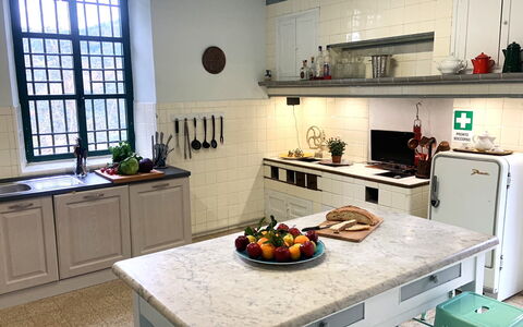 Massarosa Front Lake, The Gargoyles: Cucina, Controsoffitto, Elettrodomestico Da Cucina, Cabinetry, Pavimentazione, Lavandino Della Cucina, Interior Design, Mobilia, Cucina Stufa, Lavello