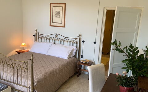 Massarosa Front Lake, The Gargoyles: Mobilia, Letto, Camera Da Letto, Parete, Bedding, Interior Design, Lenzuolo, Legna, Pavimento, Pavimentazione