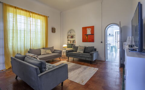 Massarosa Front Lake, The Gargoyles: Mobilia, Pavimentazione, Interior Design, Pavimento, Divano, Soffitto, Soggiorno, Appartamento, Illuminazione, Camera