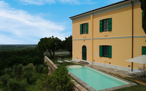 Massarosa Front Lake, The Gargoyles: Nube, Cielo, Costruzione, Proprietà, Finestra, Acqua, Pianta, Azzurro, Piscina, Lotto
