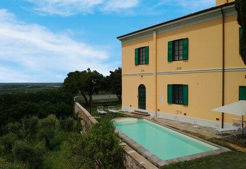 Massarosa Front Lake, The Gargoyles: Nube, Cielo, Costruzione, Proprietà, Finestra, Acqua, Pianta, Azzurro, Piscina, Lotto