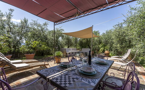 Casa Anita - Castellina In Chianti - Granaio, Tosc: Mobilia, Proprietà, Tavolo, Sedia, Cielo, Pianta, Vaso Di Fiori, Shade, Mobili Da Esterno, Architettura