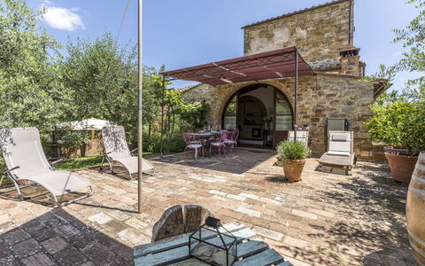 Casa Anita - Castellina In Chianti - Granaio, Tosc: Pianta, Cielo, Proprietà, Vaso Di Fiori, Architettura, Nube, Mobili Da Esterno, Pianta Della Casa, Sedia, Shade