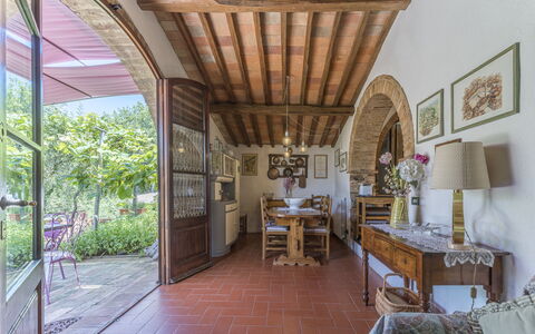 Casa Anita - Castellina In Chianti - Granaio, Tosc: Tavolo, Pianta, Mobilia, Pianta Della Casa, Sedia, Costruzione, Interior Design, Portico, Architettura, Legna