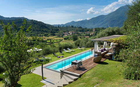 Luxury Green Marignana Villa, Versilia, Pool, Ac,: Pianta, Nube, Acqua, Montagna, Cielo, Piscina, Paesaggio Naturale, Albero, Mobili Da Esterno, Erba