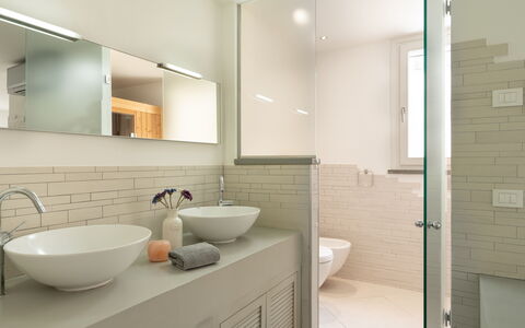 Luxury Green Marignana Villa, Versilia, Pool, Ac,: Specchio, Rubinetto, Lavello, Proprietà, Idraulico Fixture, Lavandino Del Bagno, Mobiletto Del Bagno, Bagno, Cabinetry, Interior Design