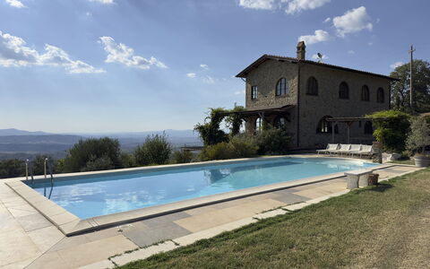 Villa Monticello: Nube, Acqua, Pianta, Cielo, Costruzione, Piscina, Albero, Casa, Shade, Rettangolo