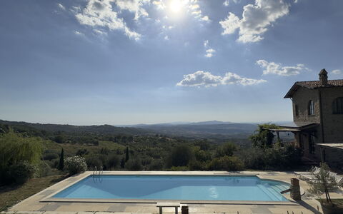 Villa Monticello: Acqua, Cielo, Nube, Pianta, Costruzione, Giorno, Finestra, Luce, Azzurro, Piscina