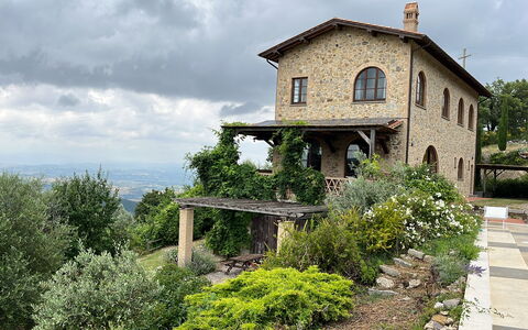 Villa Monticello: Cielo, Pianta, Nube, Costruzione, Finestra, Albero, Casa, Erba, Villetta, Paesaggio Naturale