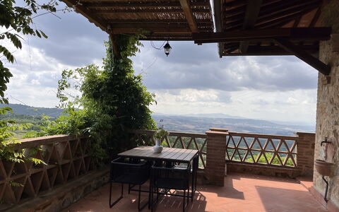 Villa Monticello: Cielo, Proprietà, Pianta, Nube, Shade, Tavolo, Legna, Albero, Mobili Da Esterno, Immobiliare