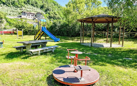 Leonardo: Spazio Pubblico, Attrezzatura Giochi All'Aperto, Parco, Giardino, Shade, Prato, Landscaping, Cortile, Terreno Di Gioco, Mobili Da Esterno