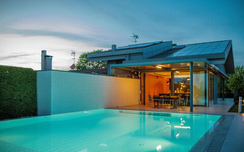 Villa Dalia Venezia: Acqua, Cielo, Proprietà, Pianta, Piscina, Azzurro, Nube, Shade, Costruzione, Mobili Da Esterno