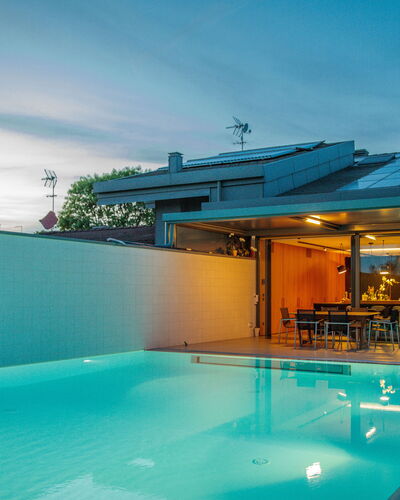 Villa Dalia Venezia: Acqua, Cielo, Proprietà, Pianta, Piscina, Azzurro, Nube, Shade, Costruzione, Mobili Da Esterno
