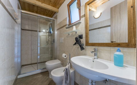 Casa Aurora - Recco, Liguria: Specchio, Rubinetto, Idraulico Fixture, Lavello, Proprietà, Lavandino Del Bagno, Bagno, Viola, Architettura